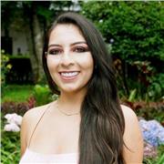 Biologa imparte clases con los temas necesarios